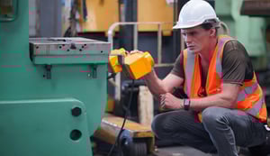 industrial-factory-employee-working-in-metal-manuf (2)